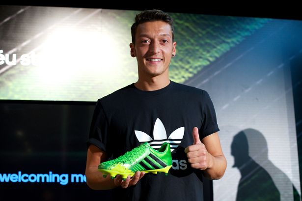 Ozil trong một chiến dịch quảng bá Adidas Predator năm 2013