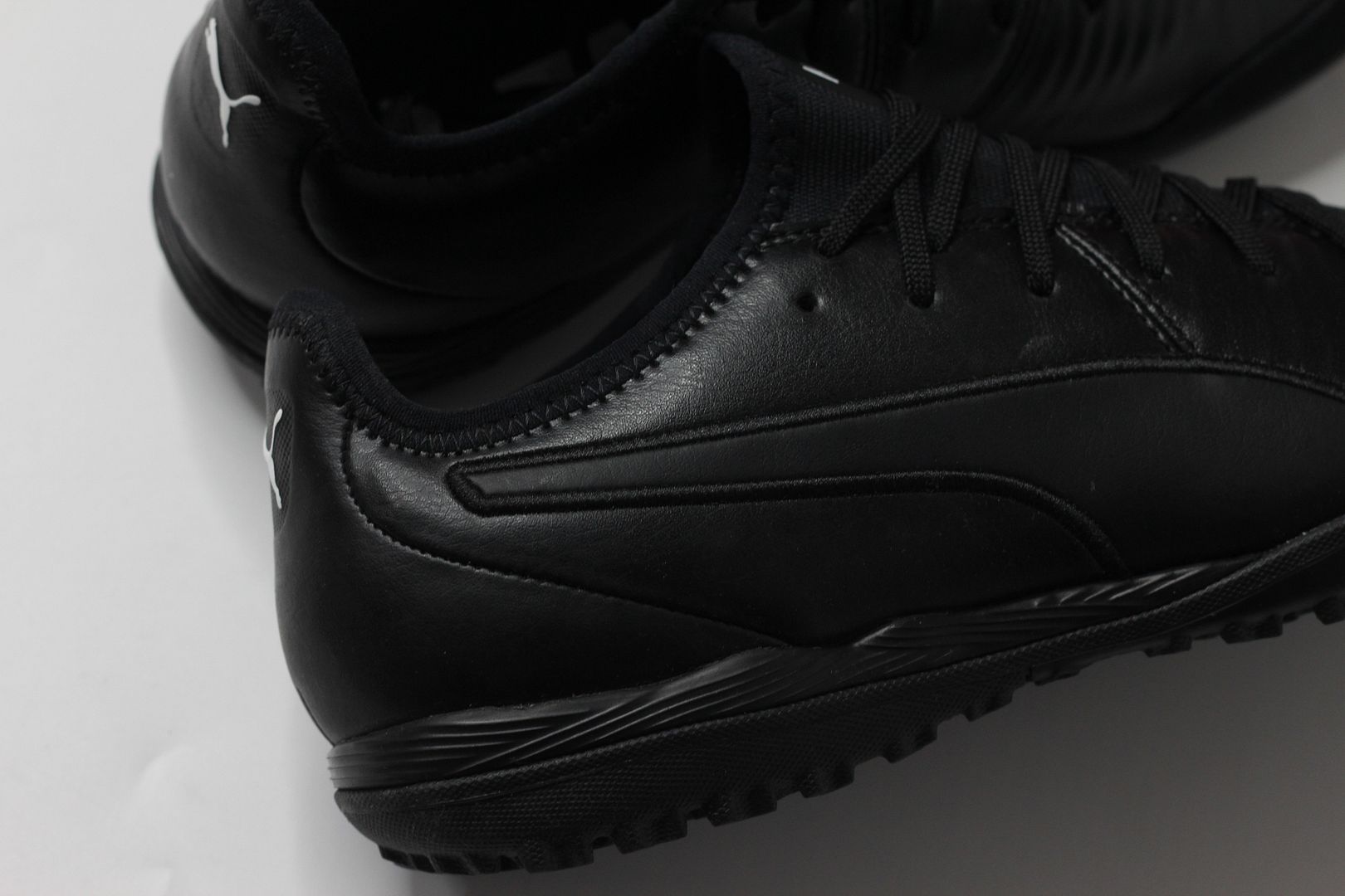 Puma King Pro TT - Black/ White 105668-01