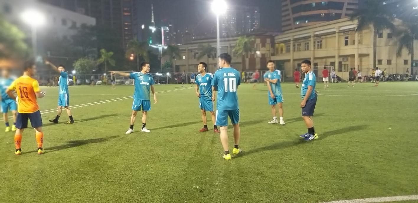 Thế nào là chân bè ngang? Giày bóng đá phù hợp chân bè ngang! 