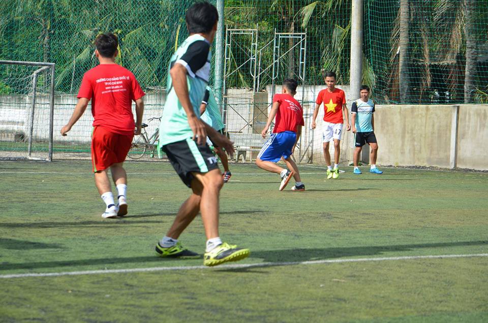 Kinh nghiệm chơi bóng trên sân cỏ nhân tạo vào ngày hè nóng nực!
