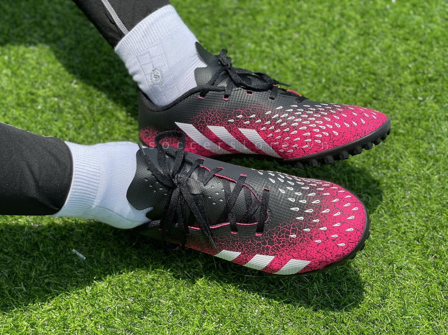 Giày bóng đá Adidas Predator Freak .4 TF Superspectral FW7525