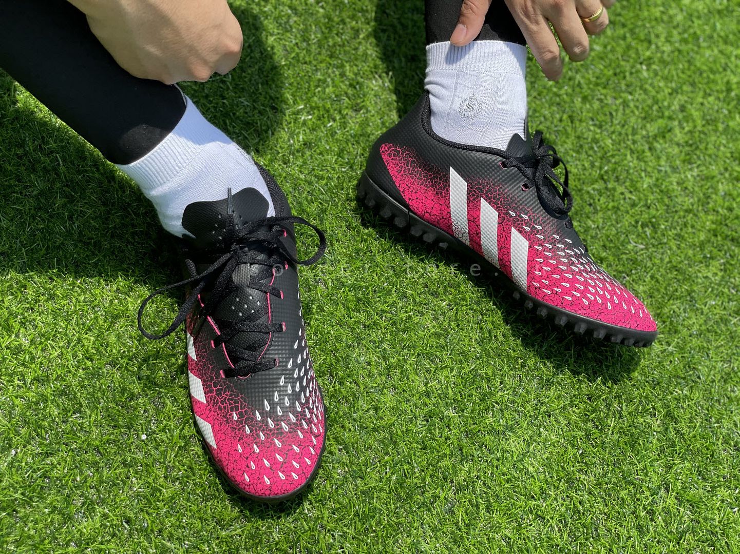 Giày bóng đá Adidas Predator Freak .4 TF Superspectral FW7525