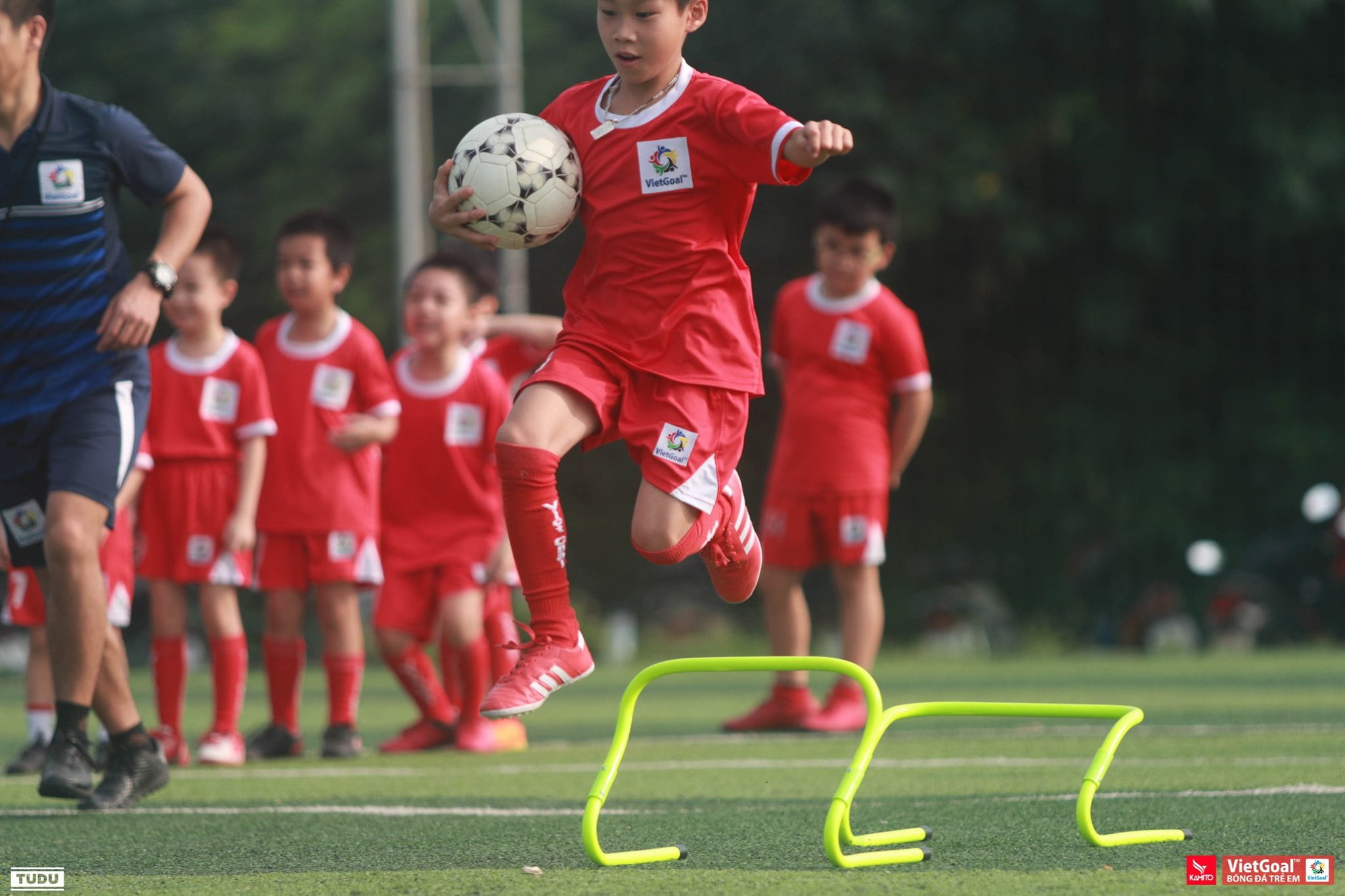 Hướng dẫn chọn giày đá bóng trẻ em chính hãng