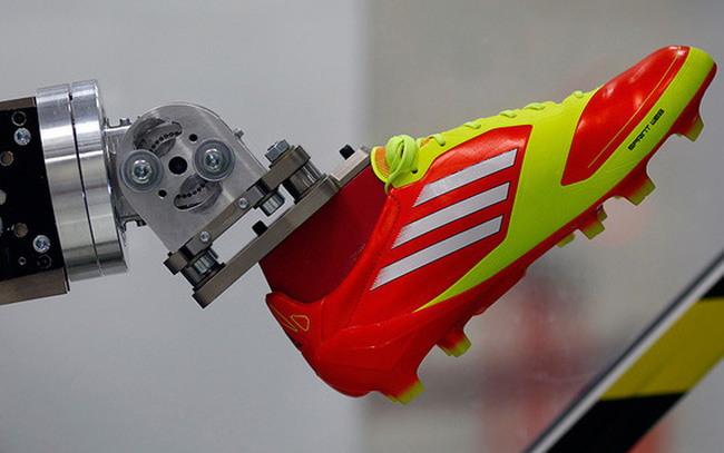 Tại sao Adidas từ bỏ nhà máy sản xuất sử dụng robot để chuyển sang Việt Nam?