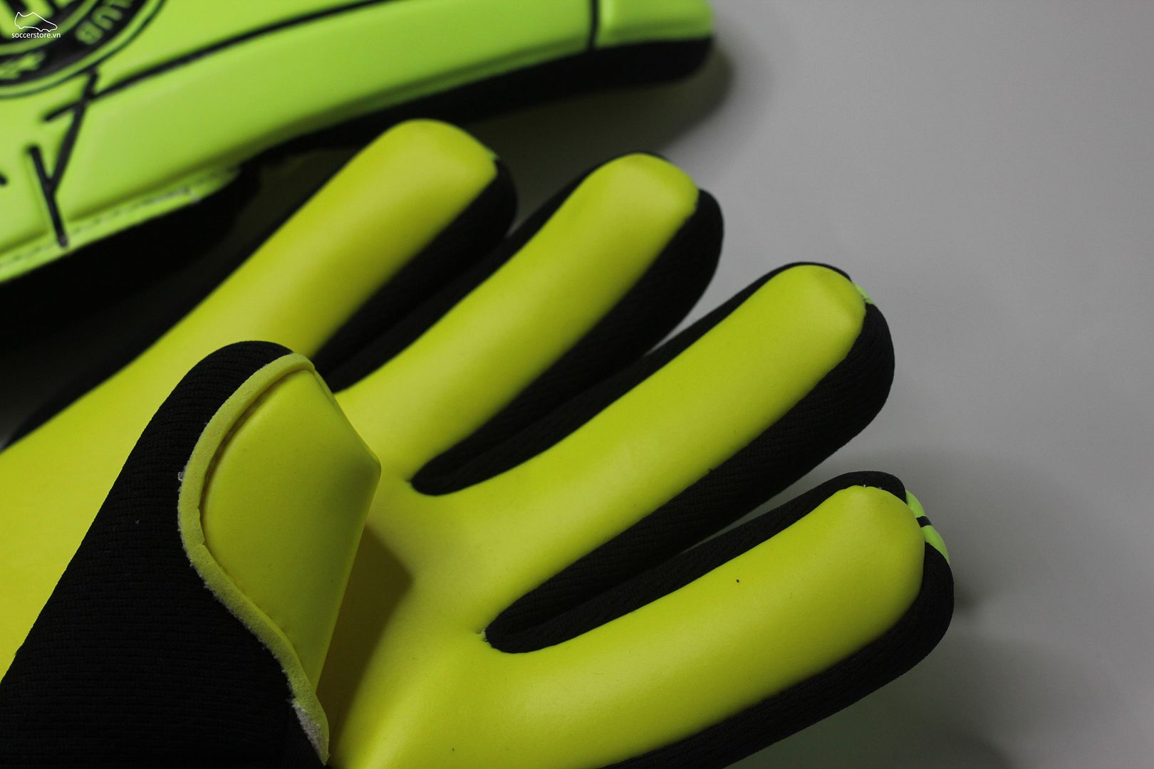 Găng tay thủ môn GKVN Bền - màu xanh neon 