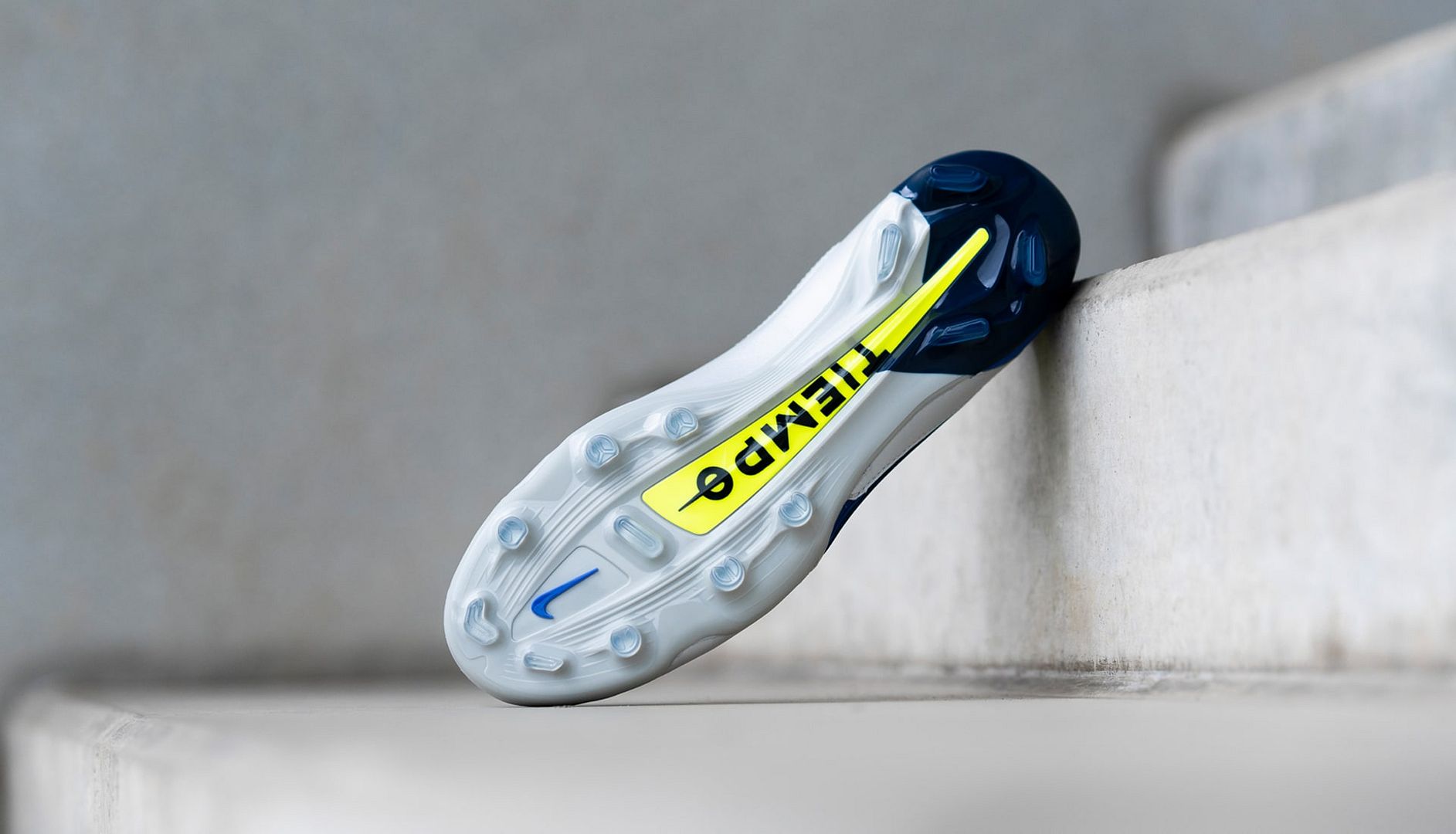 giày đá bóng Nike Recharge