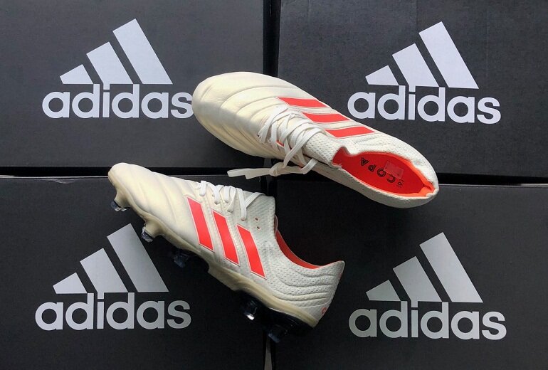 Giày bóng đá Adidas thường được sản xuất ở những đâu?