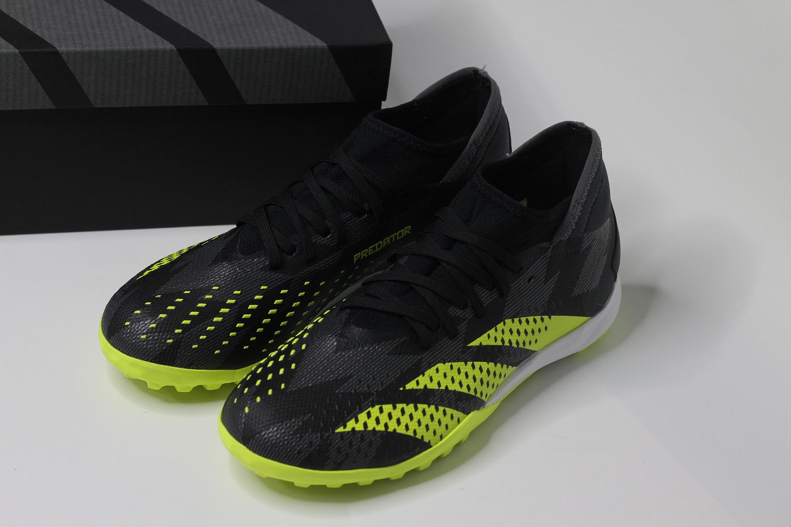 AAdidas Predator Accuracy .3 TF màu đen / xanh chuối IG0768