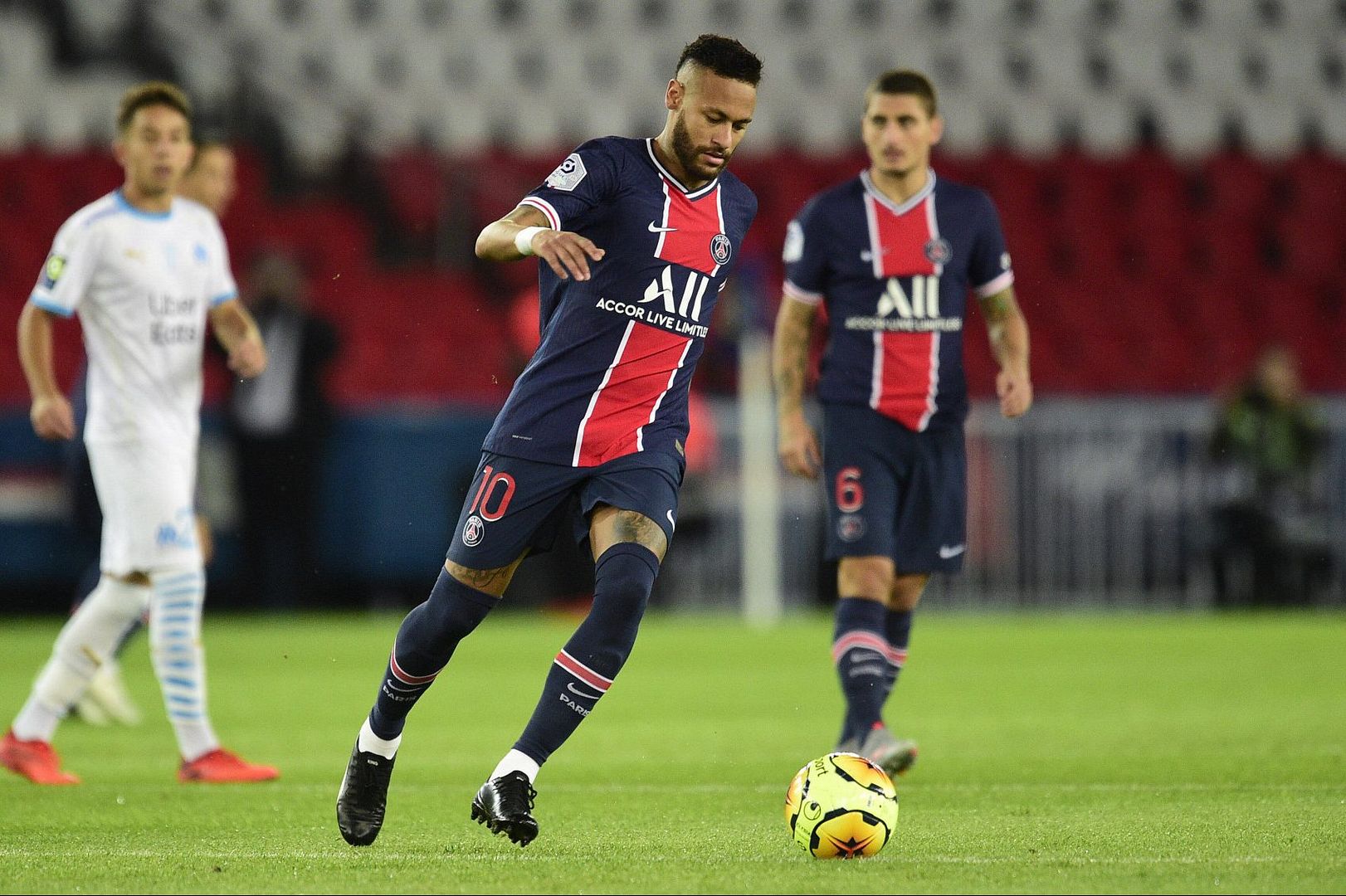 Neymar chuyển sang đi giày bóng đá Puma