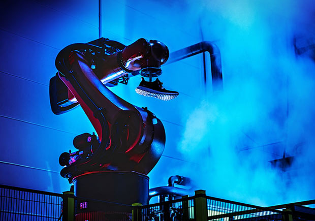 Tại sao Adidas từ bỏ nhà máy sản xuất sử dụng robot để chuyển sang Việt Nam?