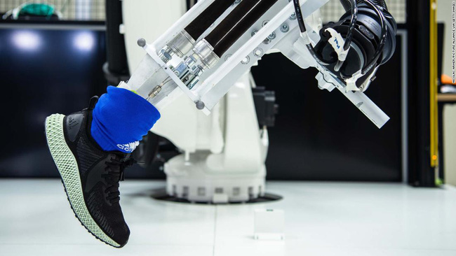 Tại sao Adidas từ bỏ nhà máy sản xuất sử dụng robot để chuyển sang Việt Nam?