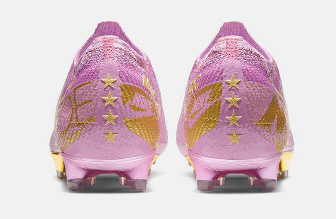 Đôi giày Nike Mercurial nữ tính nhất thế giới của danh thủ Megan Rapinoe