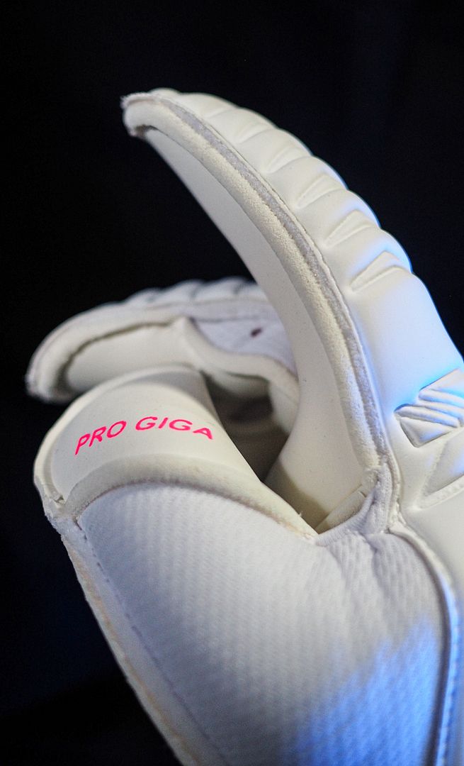 Găng tay thủ môn VGS Archery Pro Giga màu trắng