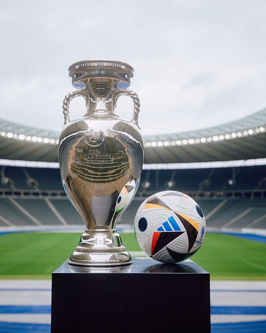 Bóng Adidas Fussballliebe Pro Euro 2024 OMB màu trắng đen IQ3682