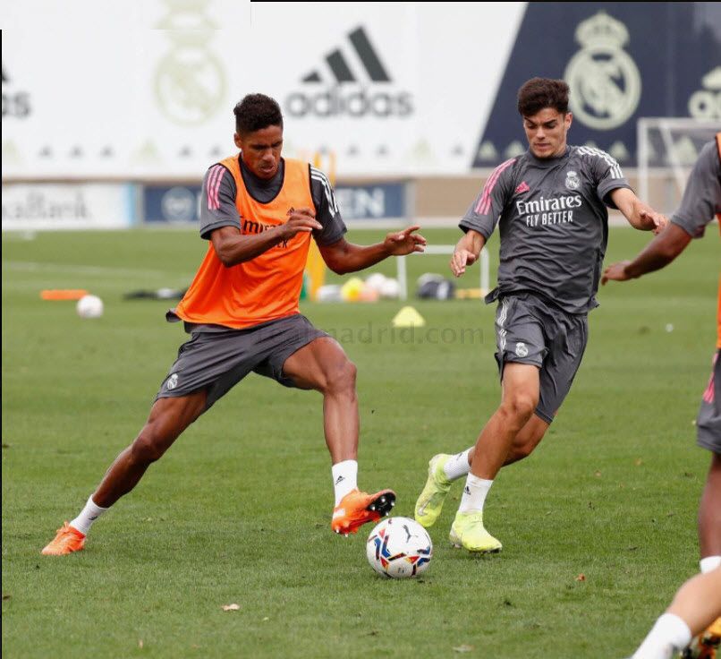 Raphael Varane chuyen sang di giày bóng Puma