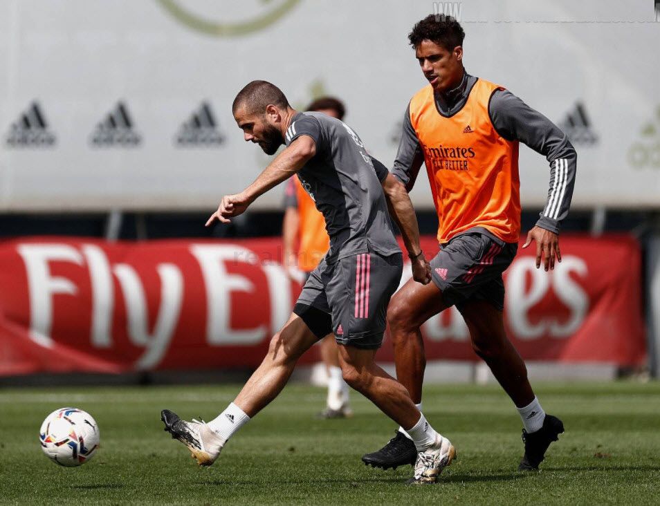 Raphael Varane chuyen sang di giày bóng Puma