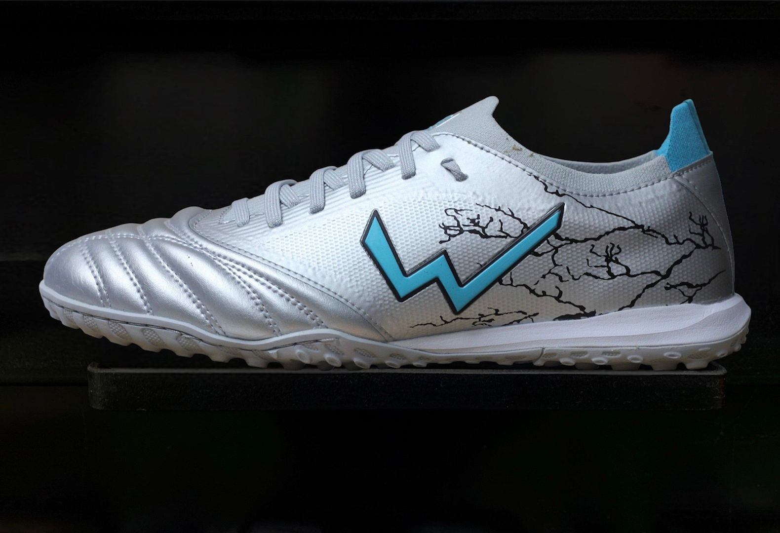 Giày bóng đá Wika Thunder màu bạc