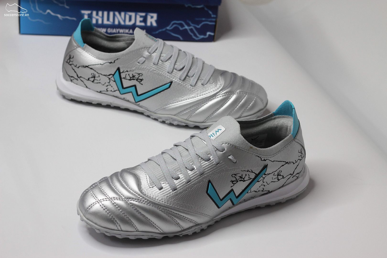 Giày bóng đá Wika Thunder màu bạc