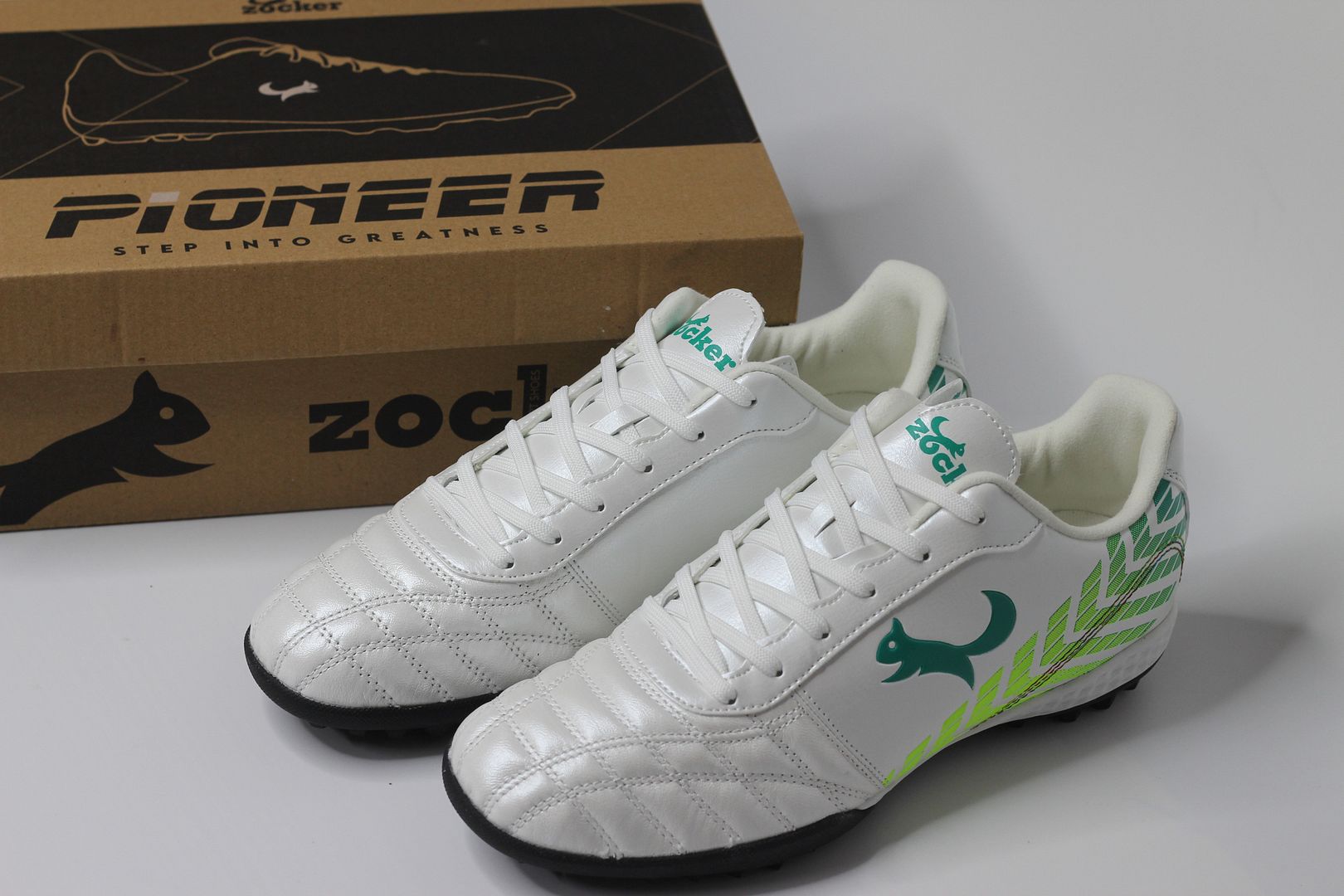 Giày bóng đá Zocker Pioneer TF màu trắng