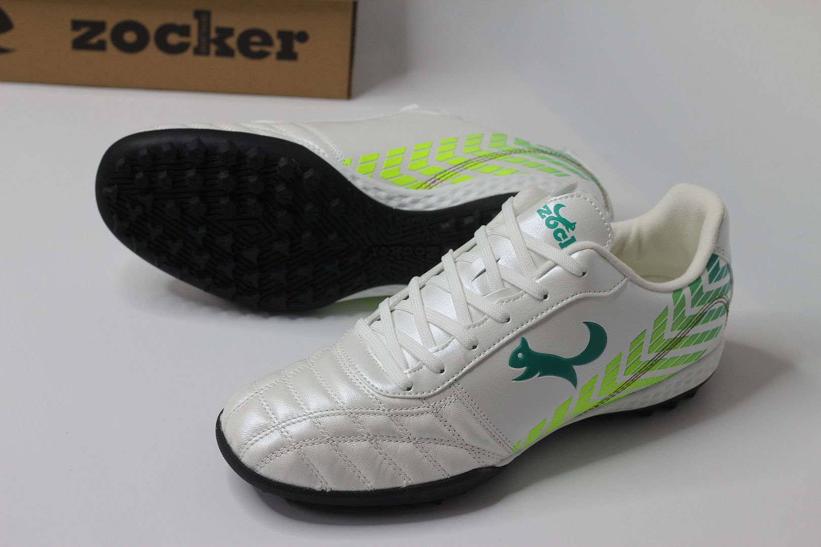Giày bóng đá Zocker Pioneer TF màu trắng