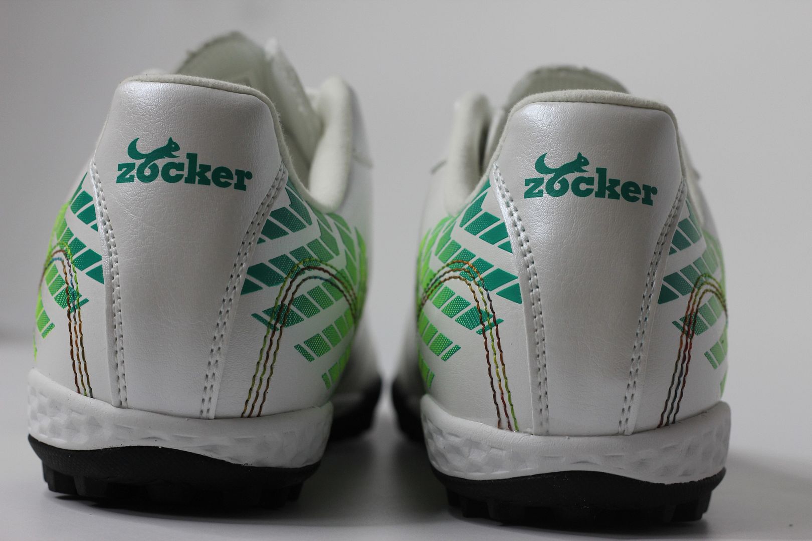 Giày bóng đá Zocker Pioneer TF màu trắng