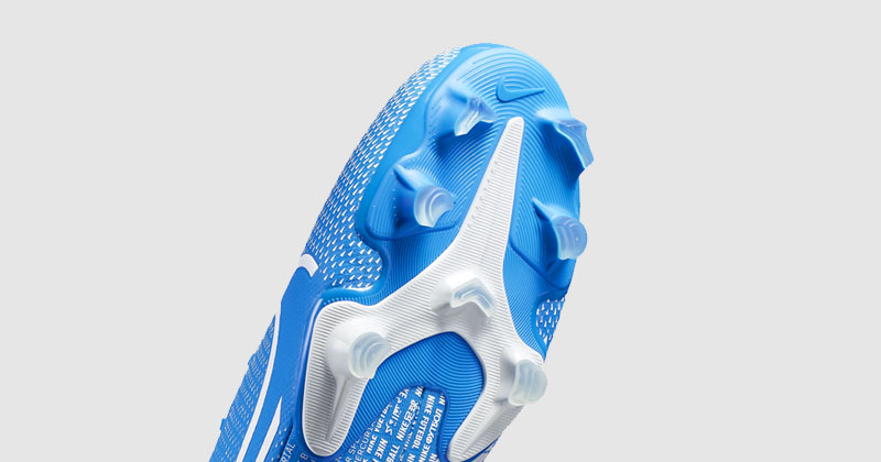 So sánh giày Adidas X và Nike Mercurial 2020
