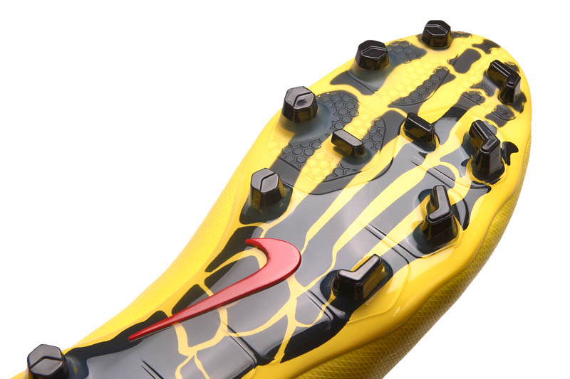 Hồi sinh siêu phẩm giày đá bóng Nike T90 Laser