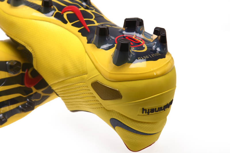 Hồi sinh siêu phẩm giày đá bóng Nike T90 Laser