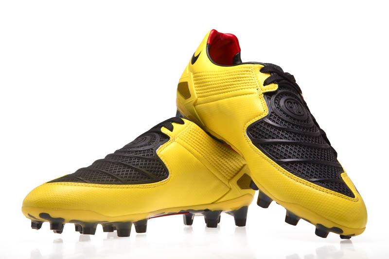 Hồi sinh siêu phẩm giày đá bóng Nike T90 Laser