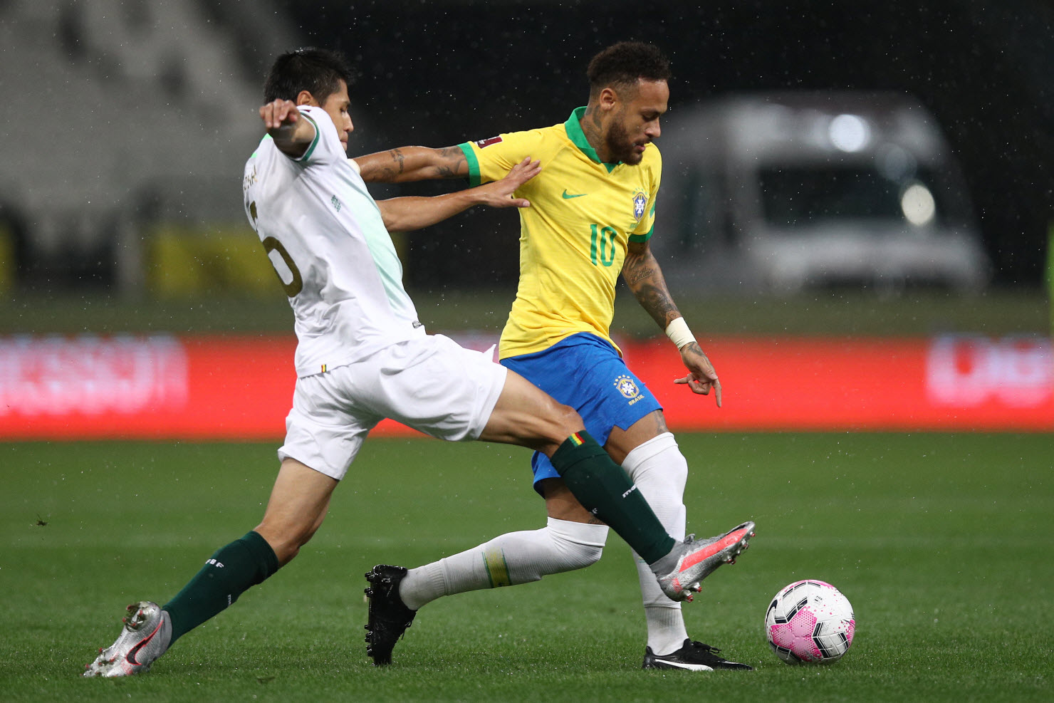 bóng Nike Merlin hồng nữ tính cho ĐTQG Brazil
