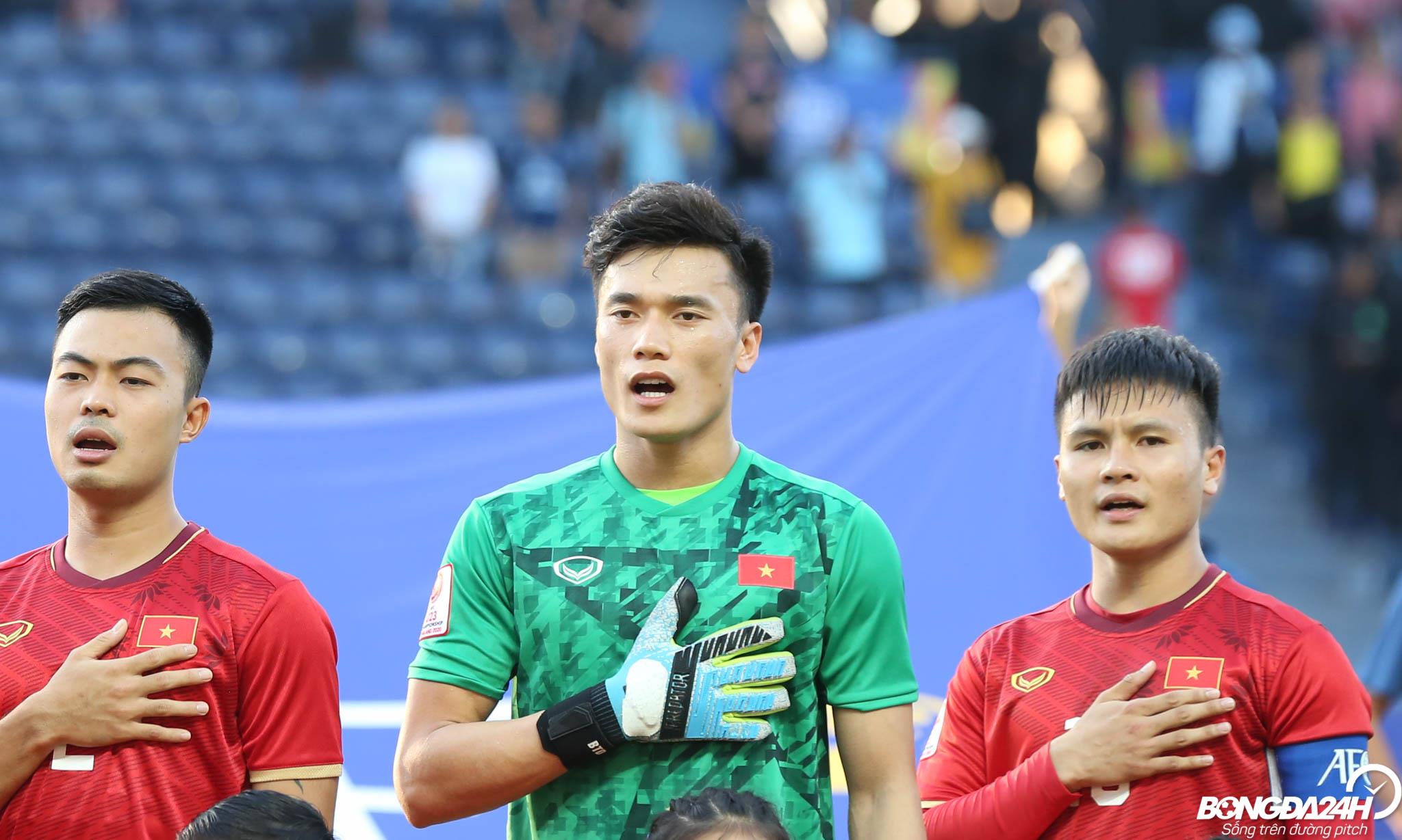 Bùi Tiến Dũng dùng găng tay thủ môn Adidas Predator Pro