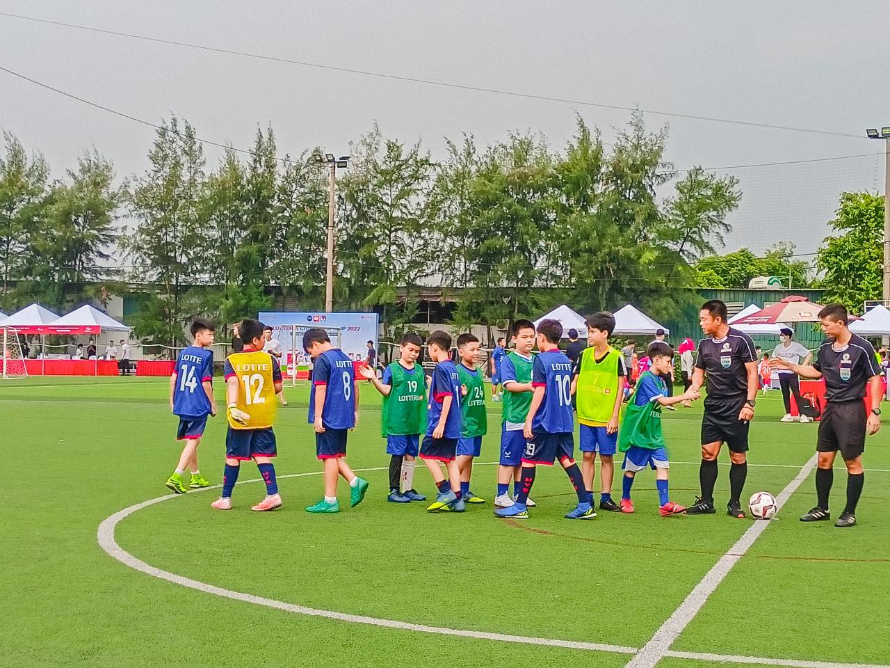 Trẻ em có nên sử dụng giày đá bóng cổ cao hay không?