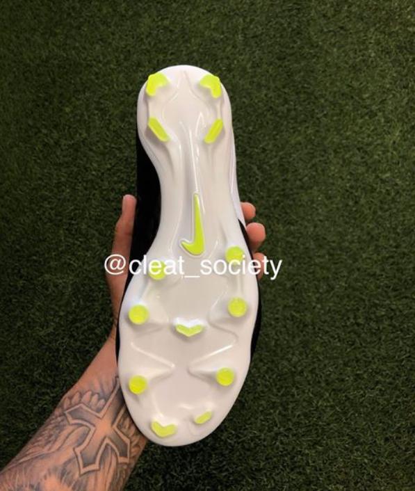 giày bóng đá Nike Tiempo Planet Football