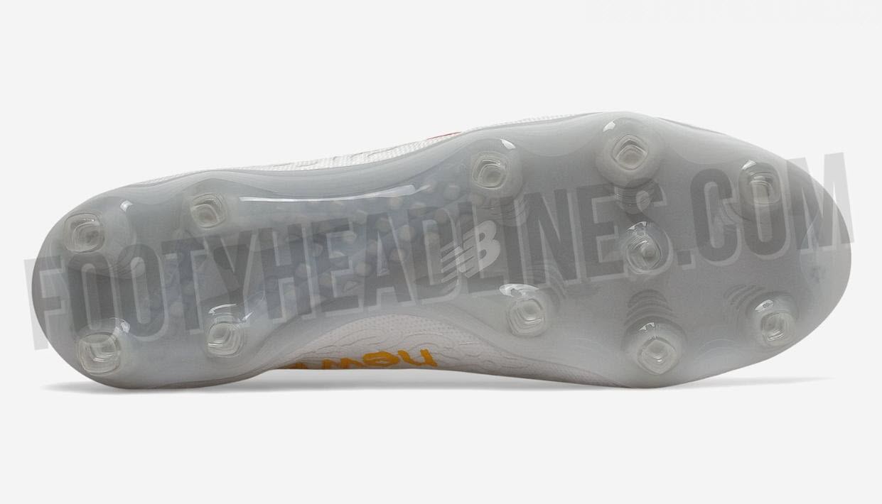 Giày đá bóng New Balance không dây cao cổ đầu tiên