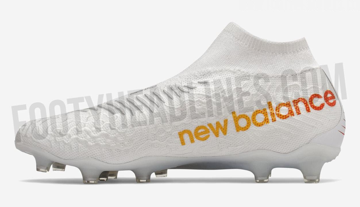 Giày đá bóng New Balance không dây cao cổ đầu tiên