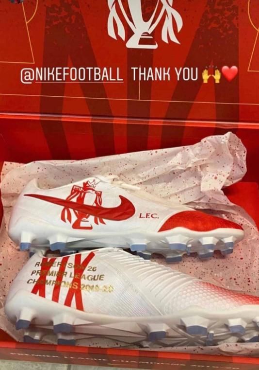 giày bóng đá Nike Liverpool
