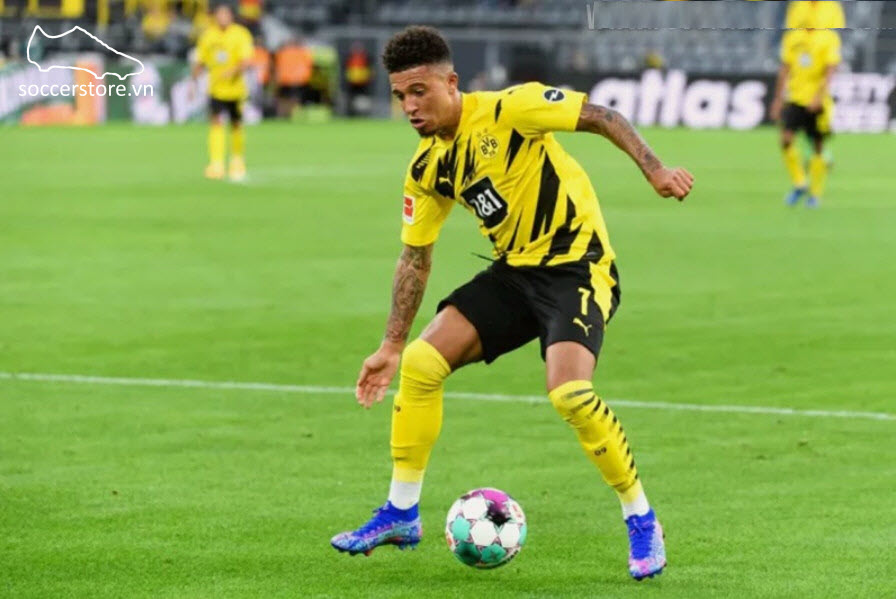 Sancho đang đi một đôi Nike Mercurial