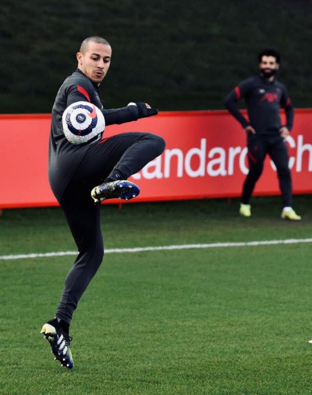 Thiago Alcantara đi giày Adidas Predator Freak