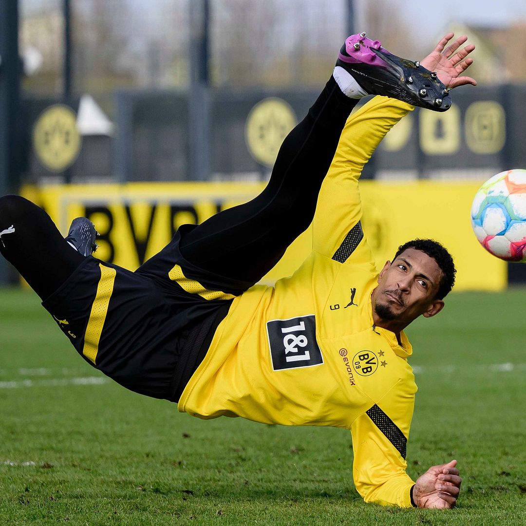 Đôi giày siêu độc nâng cao ý thức về ung thư tinh hoàn của tiền đạo Dortmund Sebastian Haller !