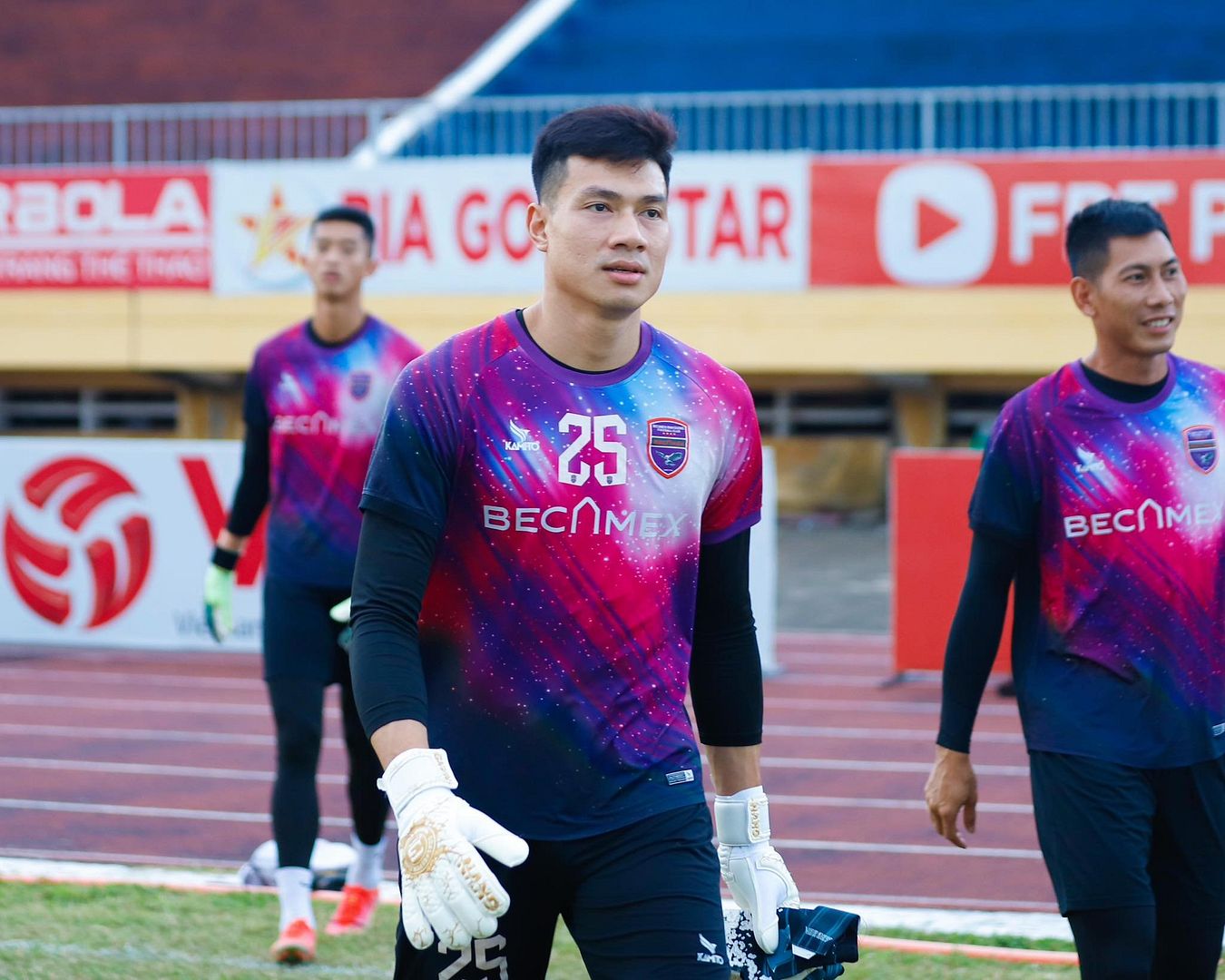 Găng tay thủ môn GKVN Phá Special Contact- màu trắng đồng