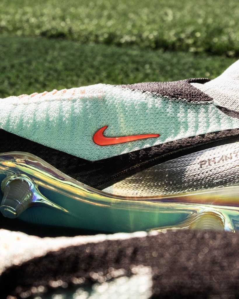 Nike Phantom 6 với Gripknit tăng cường giúp kiếm soát bóng và dứt điểm chính xác hơn