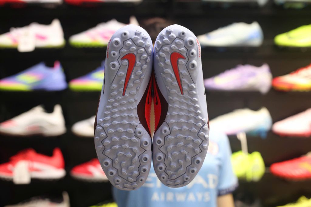 Bộ đinh đặc biệt của Nike Phantom 6 