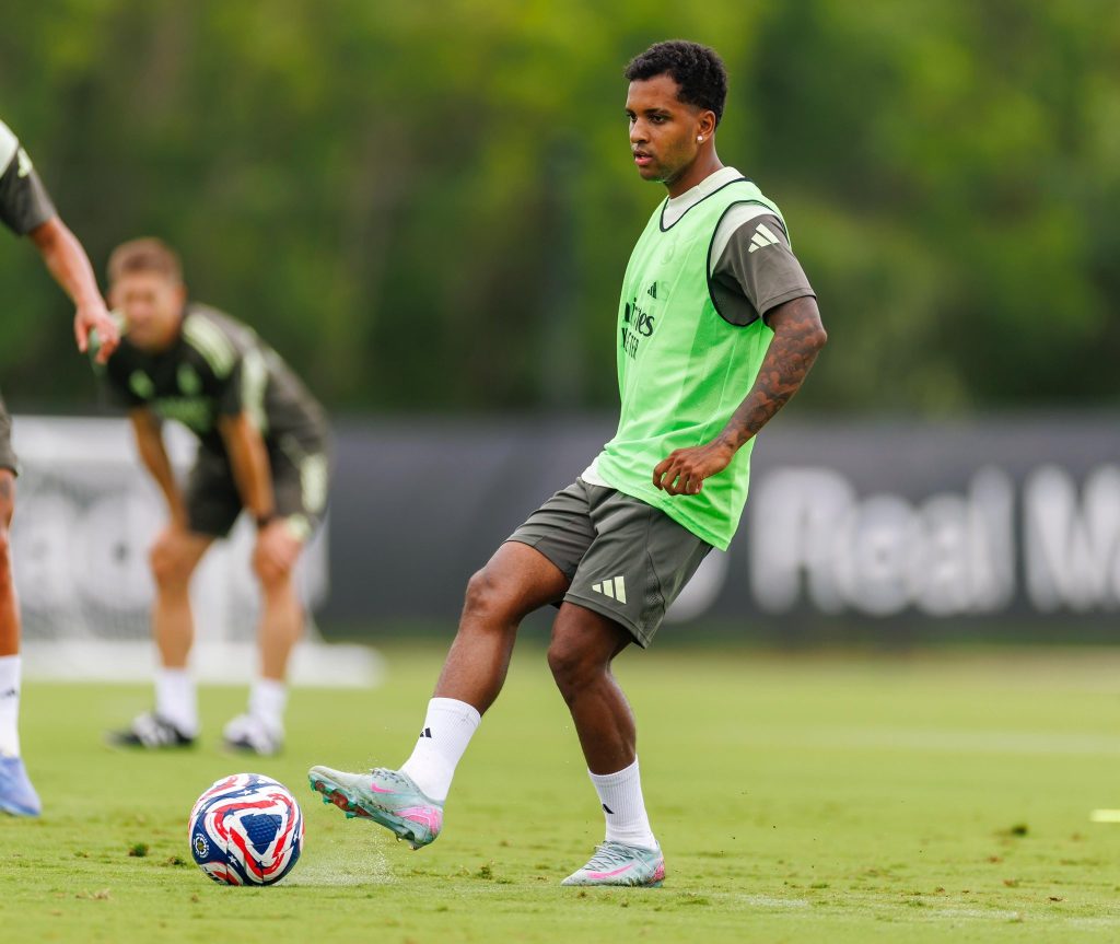 Mới trước đó thôi, Rodrygo vẫn tập luyện với đôi Nike Mercurial Vapor 16 Elite