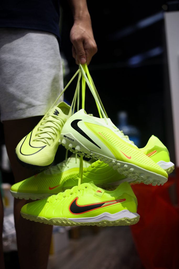 Giày đá bóng cỏ nhân tạo trong Pack Nike Max Voltage đã sẵn sàng