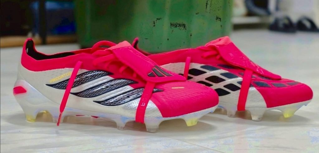 Adidas Predator 2026 với lưỡi gà liền và 3 đường vân sọc đặc trưng dạng sóng