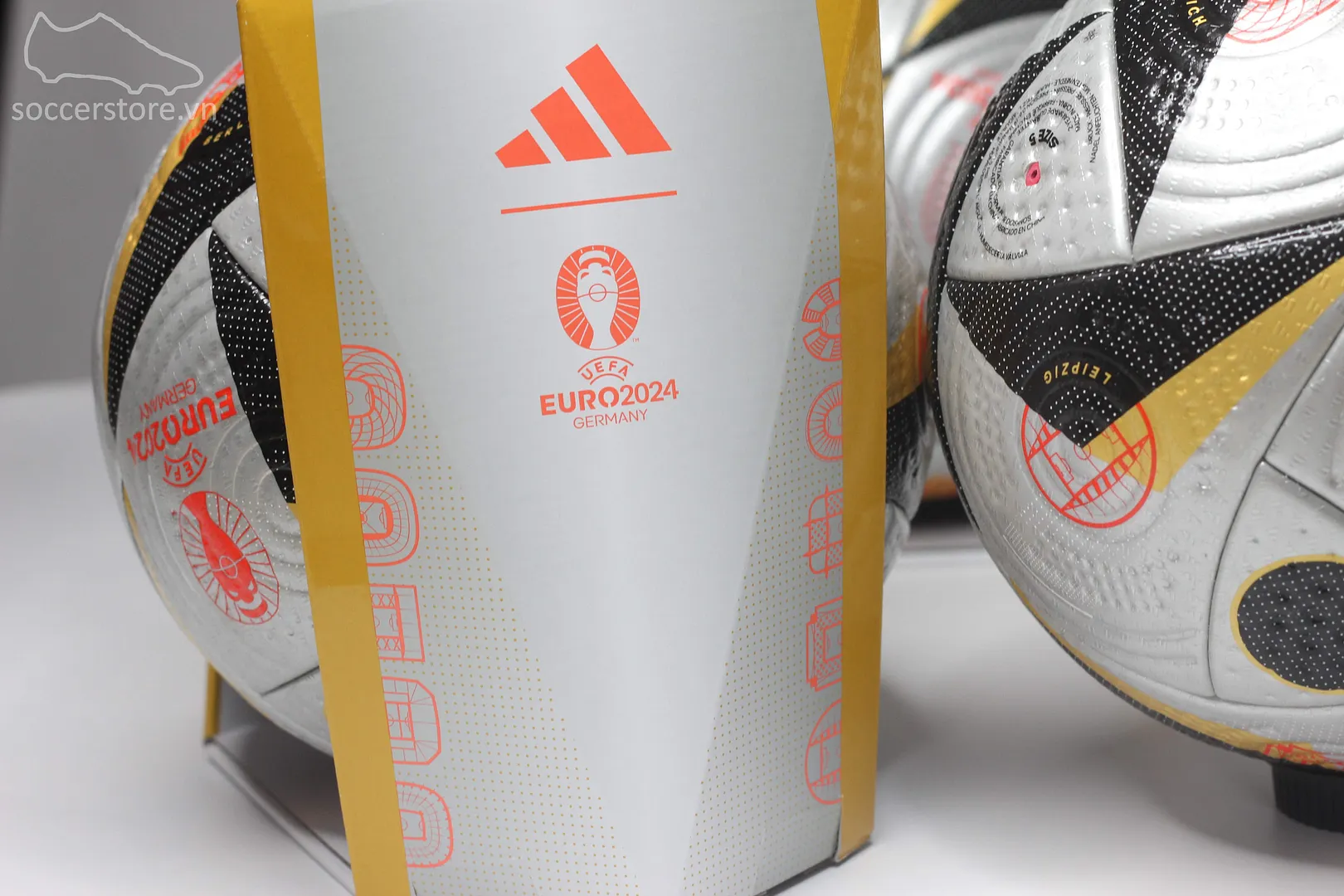 Bóng Adidas Fussballliebe Final Pro FIFA Quality Pro màu bạc IS7436