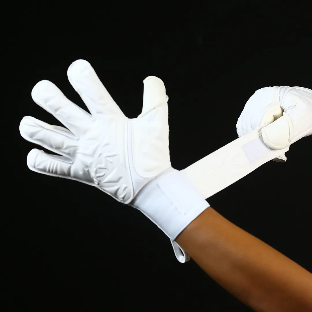 Găng tay thủ môn GKVN Trường Sơn Ultimate GiGa Grip màu trắng