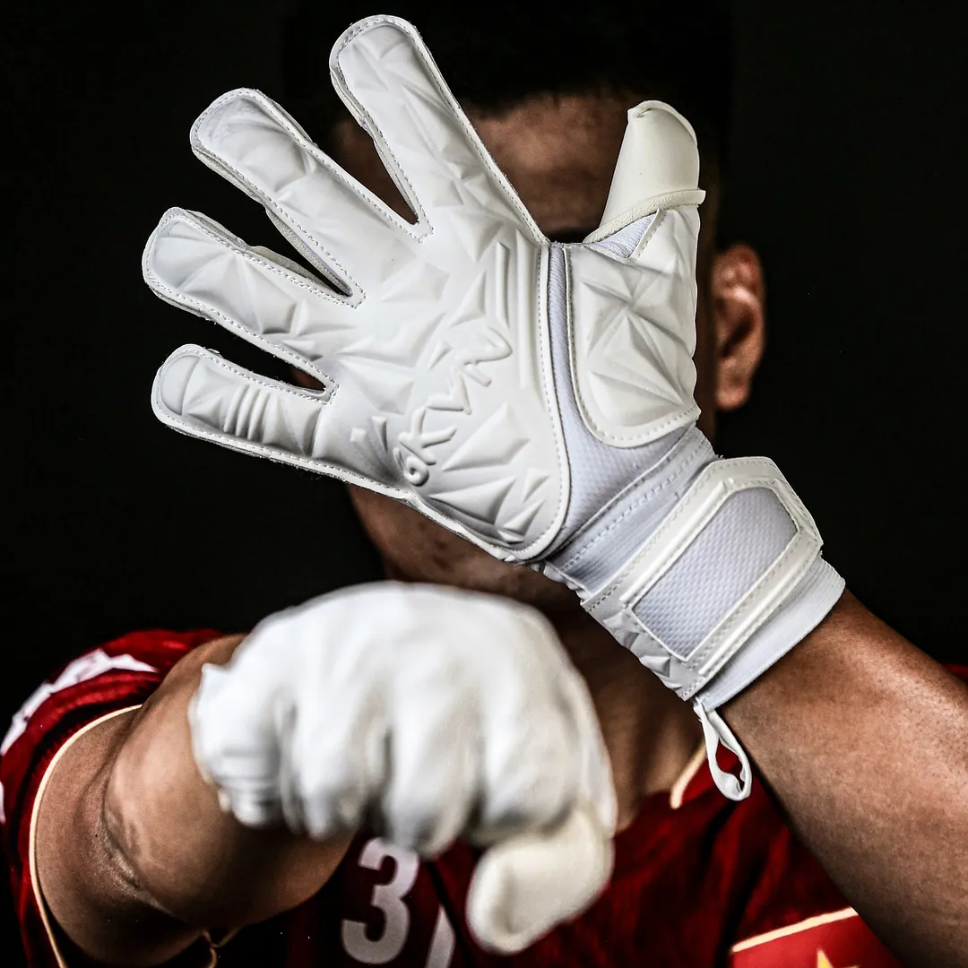 Găng tay thủ môn GKVN Trường Sơn Ultimate GiGa Grip màu trắng