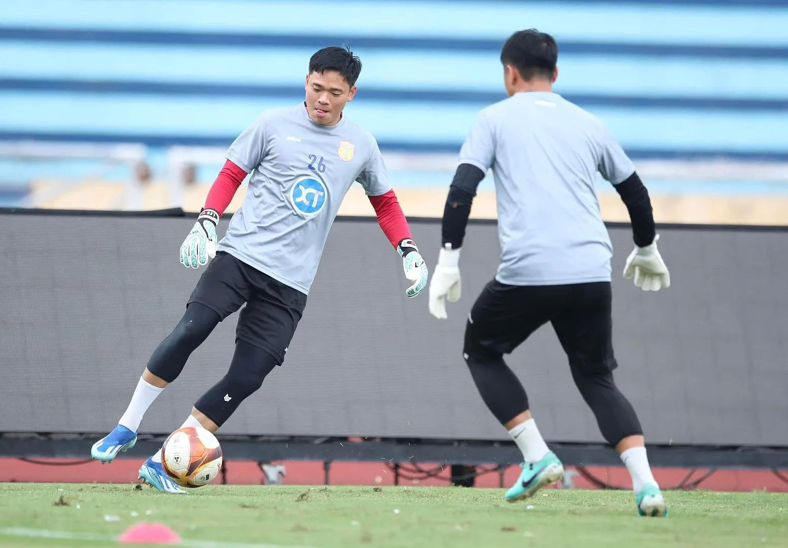 Găng tay thủ môn GKVN Trường Sơn Ultimate GiGa Grip màu trắng