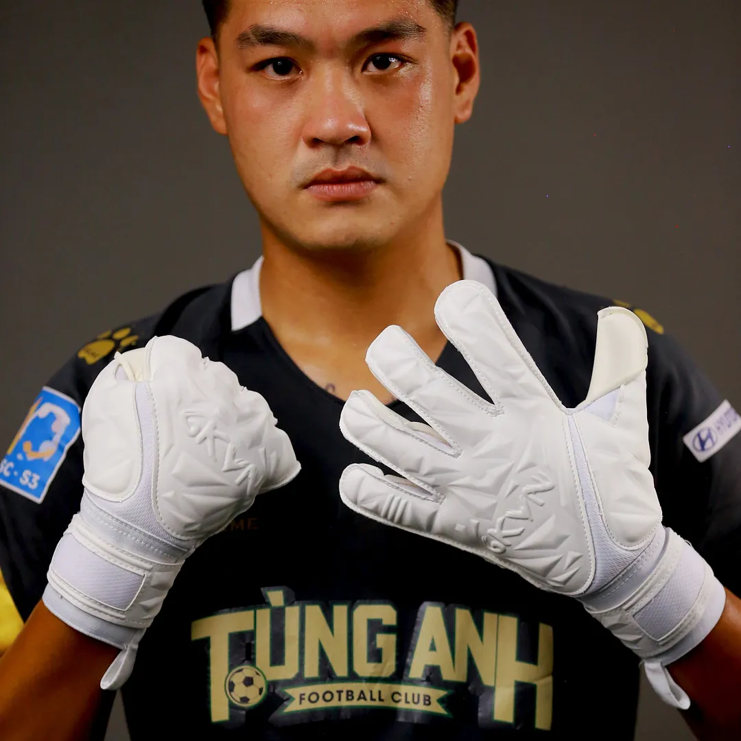 Găng tay thủ môn GKVN Trường Sơn Ultimate GiGa Grip màu trắng